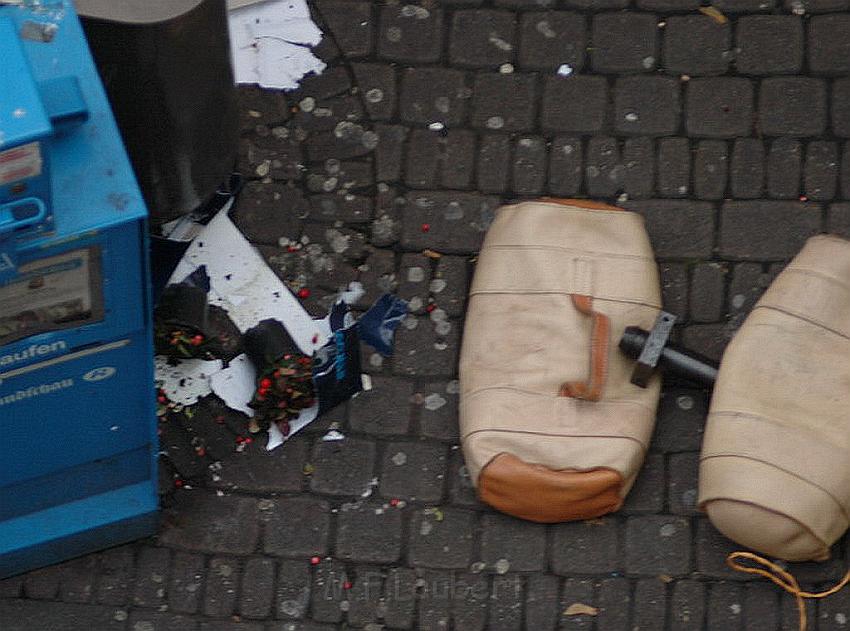 Herrenlose Einkaufstuete gesprengt Koeln Schildergasse P327.jpg